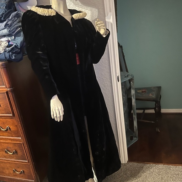 Stunning Black Velvet Opera Coat with Clamshell Collar Trimmed in Ermine Fur. - Picture 5 of 8